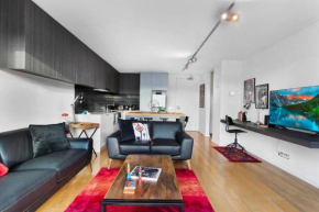 Ultimate St Kilda Convenience - 2BR Apt on Acland